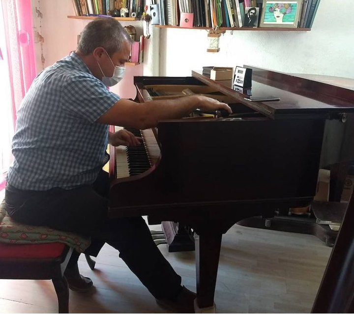 Marco afinando el piano.